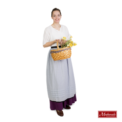 Witte Blouse, Paarse Rok, Lichtblauw Schort En Wit Gebreid Vest